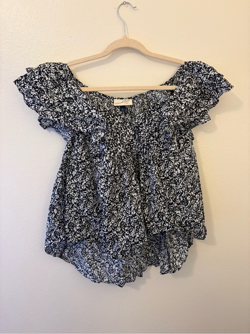 Universal Thread Black & White Floral Ruffle Blouse